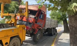 Başiskele'de Freni Boşalan Kamyon 4 Araca Çarptı