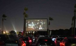 İzmir’de arabada film keyfi