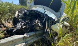Yoldan çıkan otomobilin motoruna demir bariyer saplandı