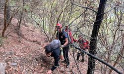 Balçova’da kayalıklarda mahsur kalan 3 genç, itfaiyenin operasyonuyla kurtarıldı