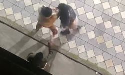 Esenyurt’ta iki kadının sokak ortasında saç saça kavgası kamerada