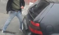 Gaziosmanpaşa’da alkollü şahıs komşusunun aracını taşla parçaladı