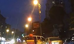 Hafif ticari araç motosiklete çarptı: Kaza anı kamerada