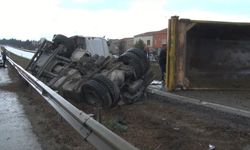 İstanbul'da hafriyat kamyonu devrildi, E-5 trafiğe kapandı