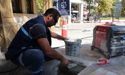 İzmit'te tarihi caminin kırık taşları ve zemini onarılıyor