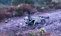 Kocaeli’de korku dolu anlar: Kontrolden çıkan araç şarampole devrildi