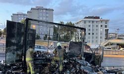 Küçükçekmece’de Seyir Halindeki Kargo Kamyoneti Alev Alev Yandı