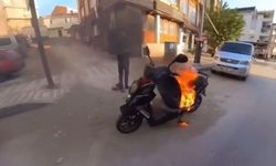 Park halindeki motosiklet bir anda alev aldı