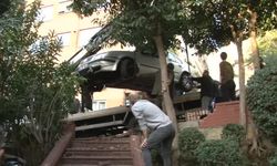 Yokuş Aşağı Kontrolden Çıkan Araç Park Duvarına Çarptı