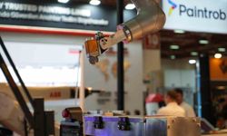 İnsanı algılayan robotik kollar endüstriyel boyama yapıyor