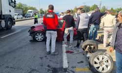 Kafa kafaya çarpışan otomobilin tekerlekleri yerinden fırladı