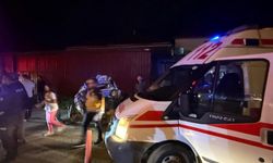 Kamyonun çarptığı otomobil hurdaya döndü
