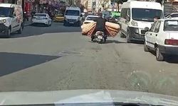 Motosikletle halı taşıdı trafikte tehlike saçtı