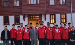 Başkan Sezer’den Gölcük Belediyespor Voleybol Takımı’na Moral Ziyareti