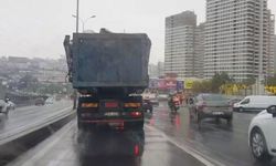 Beylikdüzü’nde tehlikeli anlar: Hurdalarla yüklü kamyon trafikte görüntülendi