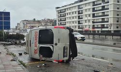 Devrilen minibüste panik anları: Güvenlik kamerasına böyle yansıdı