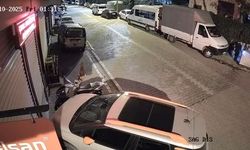 Esenyurt’ta kaldırımda ateş paniği: Alevler park halindeki araca sıçradı