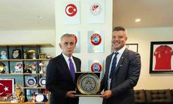 Fenerbahçe Başkanı Sadettin Saran’dan TFF’ye ziyaret! Karşılıklı forma ve plaket takdimi