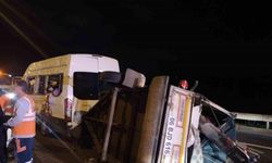 Gece yarısı TEM’de korkutan kaza: İşçi servisi devrildi, 3 kişi yaralandı
