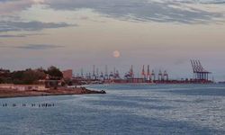 İstanbul’da dolunay Ambarlı limanıyla görüntülendi