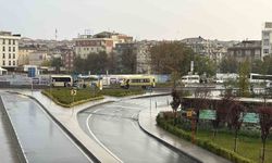 İstanbul’da pazar sabahı yağmurla geldi: Vatandaşlar güne ıslanarak başladı