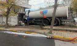 Şoför çay molasındaydı! Yokuşta kayan tanker dükkanı biçti kaza kamerada