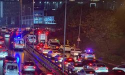 Küçükçekmece’de Yağmur Kazayı Getirdi: Otomobil Direğe Çarptı, 1 Yaralı