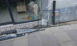 Pendik’te faciadan dönüldü: Kontrolden çıkan araç dükkana girdi