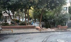 Şişli’de Yokuşta Kontrolden Çıkan Araç Park Duvarına Çarptı