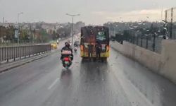 Yağmurda ölümle dans: İETT otobüsünün arkasına takılan patenli gençler kamerada