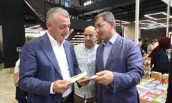 15. Kocaeli Kitap Fuarı’nda kitapseverlerle buluştu