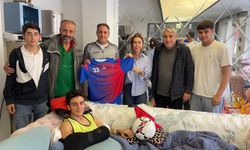 Genç futbolcuya moral ziyareti: Derince Birlikspor’dan anlamlı destek