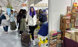Kocaeli Kitap Fuarı’nda kitap çantaya sığmıyor! Valizle gelen geliyor
