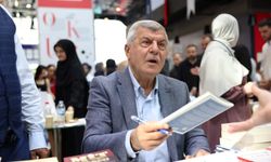 İbrahim Karaosmanoğlu, Kitap Fuarı’nda “Herkesin Başkanı”nı İmzaladı