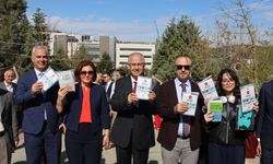 Ağaçlar bu kez KOÜ’de kitap açtı: Kitaplar dalından toplandı