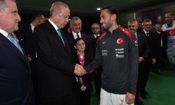 Zafer sonrası sürpriz ziyaret: Cumhurbaşkanı Erdoğan soyunma odasında Millilerle buluştu