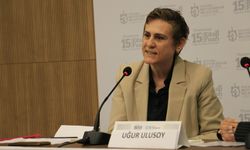 Uğur Ulusoy’dan Kitap Fuarı’nda Hem Söyleşi Hem Şiir Sürprizi