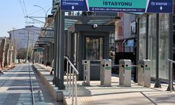 Akçaray Tramvay Hattı’nda Yeni Durak Tabelaları Asıldı