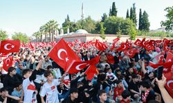 Gebze'de Şafak Vaktinde Milli Mesai: Dünya Kupası Heyecanı Kent Meydanı’nı Doldurdu