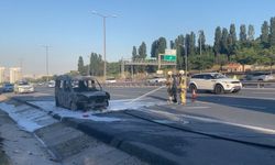 Esenyurt TEM Otoyolu'nda hafif ticari araç alev alev yandı