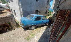 Karamürsel Tepeköy'de Freni Boşalan Tofaş Dehşet Saçtı: Duvarı Aşıp Evlerin Arasındaki Boşluğa Çakıldı!