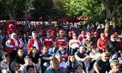 Kartepe’de Milli Heyecan: Yüzlerce Kişi Dev Ekranda Maçı İzledi