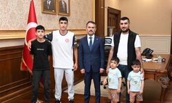 Minikler Türkiye Şampiyonu Ali Osman Can, Vali İlhami Aktaş’ı Ziyaret Etti