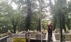 İzmit Hakkaniye Şehitliği'nde Türk bayrağı yenilendi