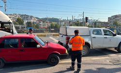 İzmit'te Büyükşehir önünde kaza! Sabah trafiği kısa süre aksadı
