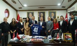 MHP Dilovası'na anlamlı ziyaret! Forma hediyesi takdim edildi