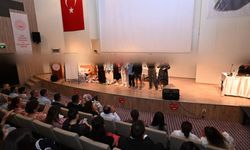 Vali İlhami Aktaş “Ah Şu Ergenler” Tiyatro Gösterisini İlgiyle İzledi