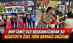 MHP İzmit İlçe Başkanlığından 30 Ağustos'a Özel Türk Bayrağı Dağıtımı