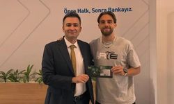 BERKAN KUTLU’DAN KOCAELİSPOR’A DESTEK: PARAF KÖRFEZ KARTINI TESLİM ALDI!