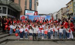 İzmit'te Miniklerin Cumhuriyet Coşkusu Meydana Taştı